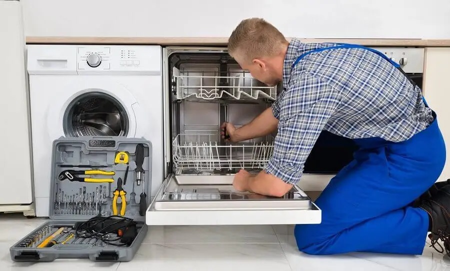 Bergama Hitachi servisi teknisyen ekibi beyaz eşya tamiri yaparken